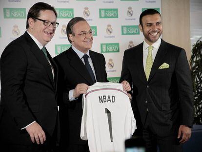 Alex Thursby CEO del NBAD; Florentino P&eacute;rez, presidente del Real Madrid y Abdulla Al Otaiba, director ejecutivo de Banaca Consumo del NBAD, durante la firma de acuerdo entre el Real Madrid y el Banco Nacional de Abu Dhabi (NBAD)  