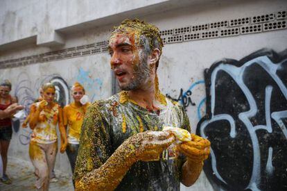 Novatadas del d&iacute;a de patr&oacute;n de Medicina de la Universidad de Granada. Los novatos son ba&ntilde;ados con todo tipo de productos. 