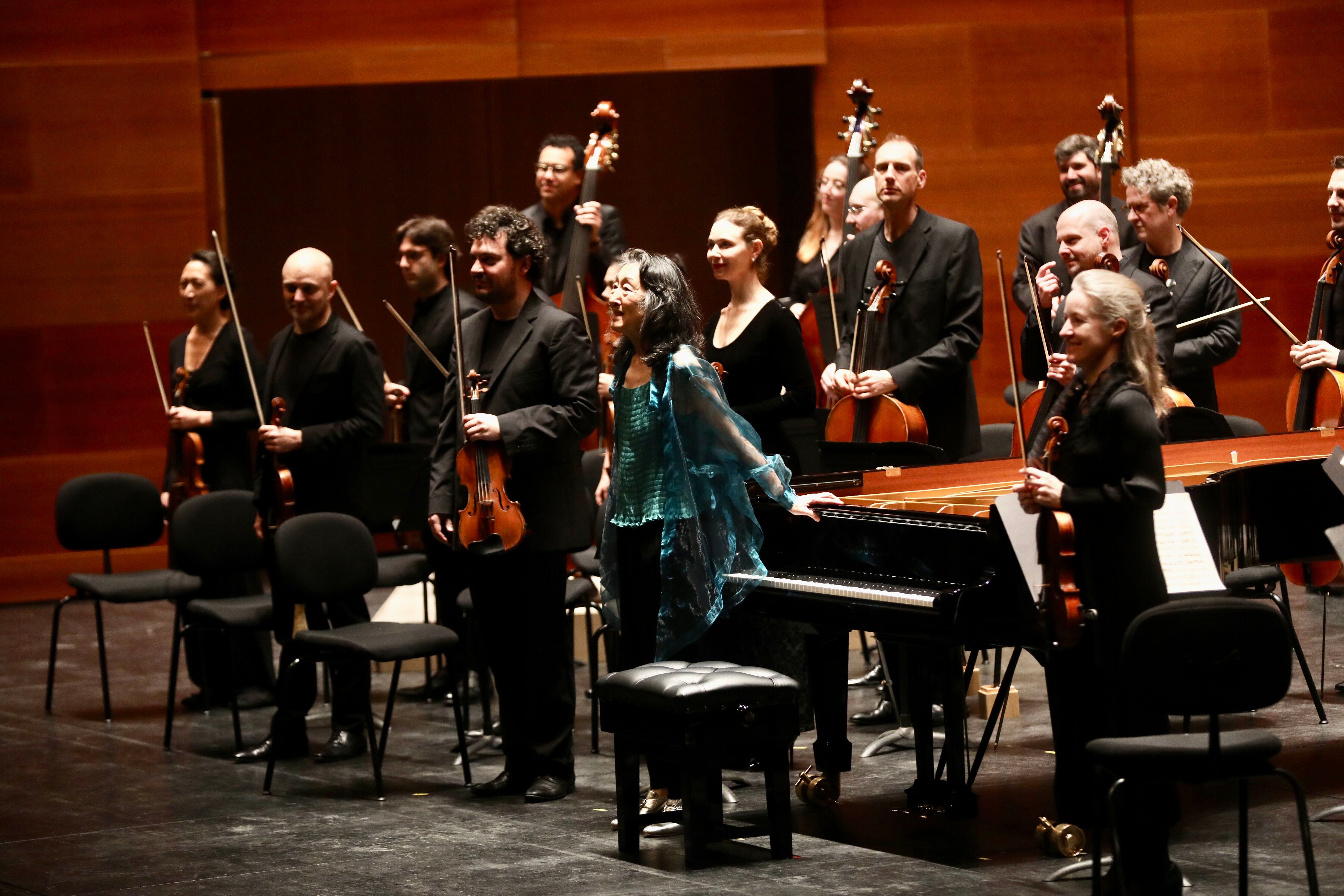 Saludo al final del concierto de Mitsuko Uchida (de pie en el centro), el concertino José Maria Blumenschein (a su izquierda) y otros integrantes de la Mahler Chamber Orchestra, el pasado viernes en San Sebastián.