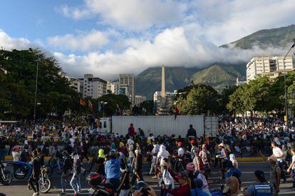 Manifestantes se concentran en la Plaza Altamira, en Caracas, durante la jornada de protesta de la oposición en Venezuela en contra del Gobierno de Nicolás Maduro.