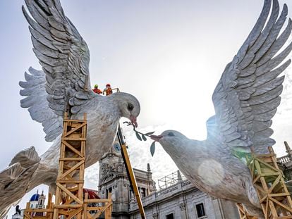 La falla municipal de Valencia, 'Dos palomas, una rama', del artista urbano Escif y el artesano Pere Baenas, lanza un mensaje antibelicista.