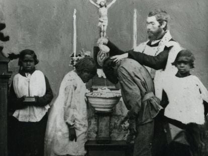 Bateig de dos nens aborígens per part del prior Bernard Martínez, a finals del segle XIX.