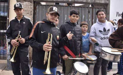 Integrantes de la banda de música de la capilla Virgen del Milagro, en villa La Cárcova.