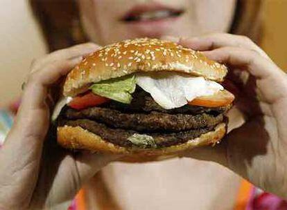 La nueva <i>macrohamburguesa</i> de Burger King.
