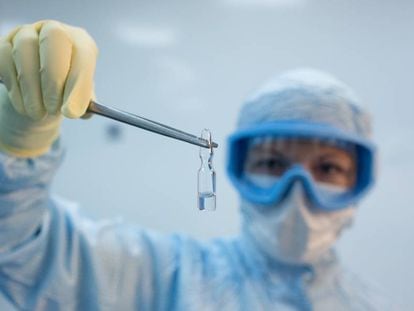 Una investigadora sostiene una dosis de la vacuna experimental rusa Sputnik V, desarrollada por el Instituto Gamaleya, en Moscú.