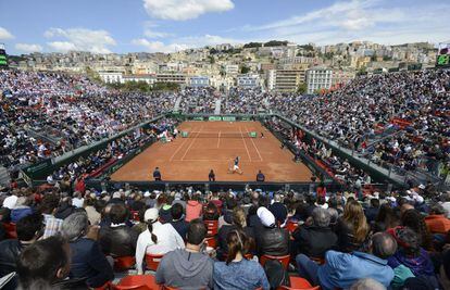Ambiente durante el partido de tenis entre el italiano Fabio Fognini y el británico Andy Murray en los cuartos de final de la Copa Davis en Nápoles (Italia), el 6 de abril de 2014.