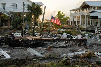 Una bandera estadounidense ondeaba en medio de los escombros de una vivienda en Horseshoe Beach (Florida) tras el paso del huracán, el jueves.