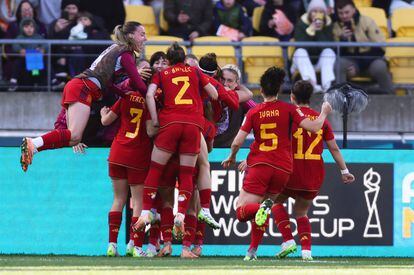 Las jugadoras de España celebran el gol de penalti de Mariona.
