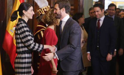 La presidenta del Senado, Pilar Llop, y el presidente del PP, Pablo Casado, se saludan en el acto de conmemoración del Día de la Constitución.