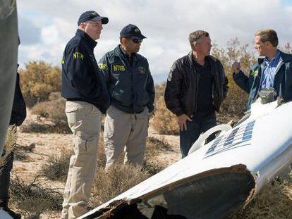 Investigadores del NTSB junto a los restos de la nave.