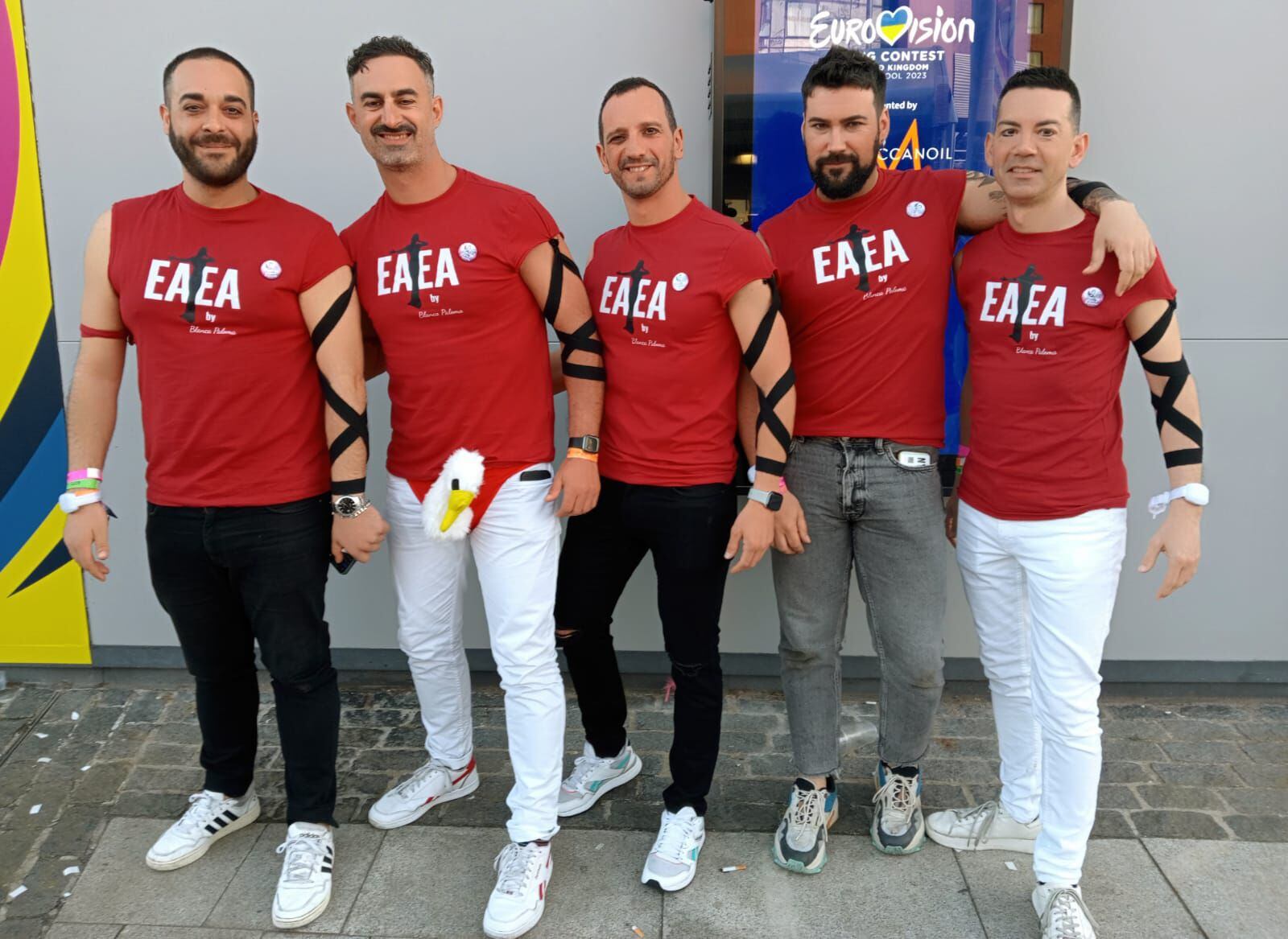 Cinco seguidores españoles vestidos con referencias a la actuación de Blanca Paloma, en la puerta del M&S Bank Arena de Liverpool el sábado por la tarde.