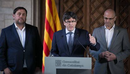 Puigdemont, entre Junqueras y Romeva, en su respuesta institucional a la sentencia.
