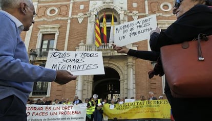Protesta ante el arzobispado de Valencia por las críticas de Cañizares a los refugiados.
