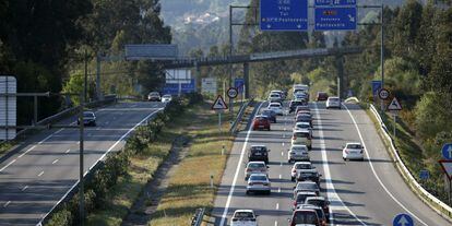 Estado del tr&aacute;fico en la carretera A52, en las inmediaciones de Vigo, este lunes.