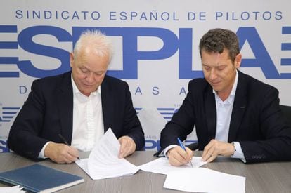 Eddie WIlson (I), de Ryanair y Óscar Sanguino, de Sepla, firman el acuerdo.
