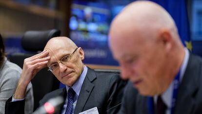 El presidente del consejo de supervisión del BCE, Andrea Enria, observa al de la Autoridad Bancaria Europea, José Manuel Campa, durante la comparecencia en el Parlamento Europeo.
