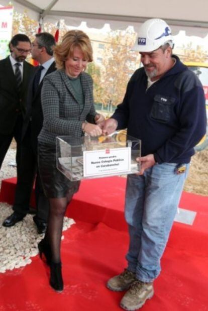 La presidenta de la Comunidad, Esperanza Aguirre, coloca la primera piedra del centro educativo en diciembre de 2010.