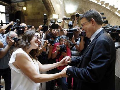 Mónica Oltra y Ximo Puig tras anunciar el Gobierno valenciano 'mestizo' en junio de 2015.