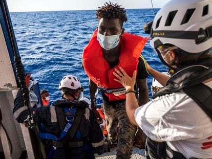 Miembros de Médicos Sin Fronteras ayudan en el rescate de migrantes frente a las costas de Malta.