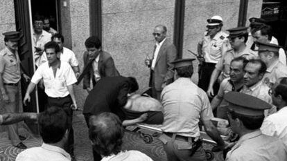 La polic&iacute;a traslada el cad&aacute;ver de una mujer embarazada muerta en el atentado de Hipercor, el 19 de junio de 1987. 