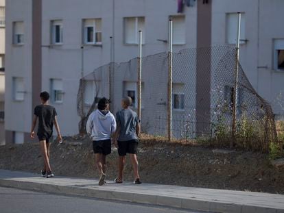 Ceuta/11-05-2022: Tres menores marroquíes llegados a Ceuta el pasado mayo de 2021 camina por la calle.FOTO: PACO PUENTES/EL PAISn por Ceuta