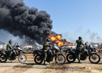 Policiales recorren la refinería de Amuay.