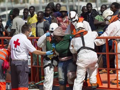 Voluntarios de Cruz Roja atienden en M&aacute;laga a los inmigrantes rescatados.