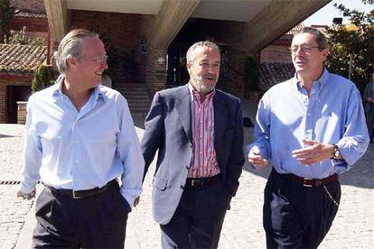 Los populares Josep Piqué (izquierda), Pedro Arriola y Alberto Ruiz-Gallardón salen del Parador de Segovia.