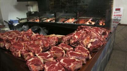 Chuletas preparadas para asar en un restaurante del País Vasco.