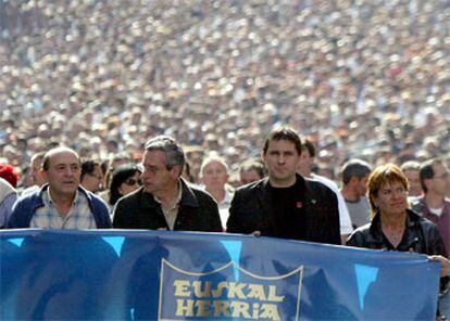 Arnaldo Otegi, en la cabecera de la manifestación ilegal que hoy ha recorrido Bilbao.