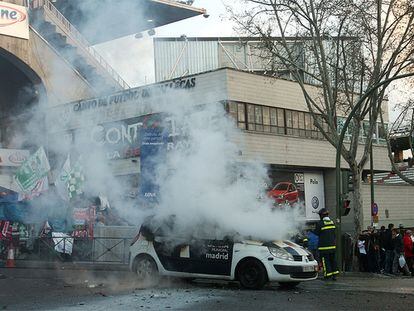 Imagen del coche incendiado por los aficionados del Rayo.