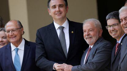 El presidente Lula saluda, en noviembre pasado en Brasilia, a Rodrigo Pacheco, reelegido este miércoles presidente del Senado.
