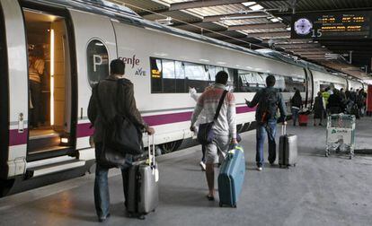 Viajeros acceden al AVE en la estación madrileña Puerta de Atocha, en una imagen de archivo.
