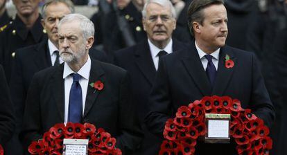 David Cameron (derecha) y el l&iacute;der laborista, Jeremy Corbyn, en una ceremonia en honor a los ca&iacute;dos celebrada este domingo en Londres.