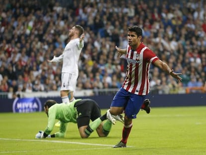Diego Costa celebra el gol que le dio la victoria al Atl&eacute;tico en el &uacute;ltimo derbi de Liga disputado en el Bernab&eacute;u.