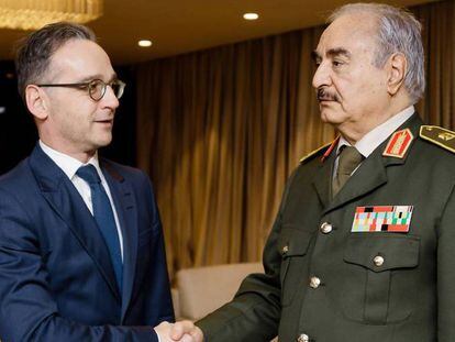 Heiko Maas (izquierda), ministro de Exteriores alemán, da la mano al comandante del Ejército de Liberación Nacional libio Jalifa Haftar, en Benghazi (Libia) el pasado día 16.