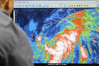 Imagen infrarroja de Wilma en el Centro Nacional de Huracanes de EE UU.