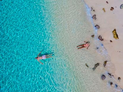 Dos bañistas en Koh Kradan, una isla del pequeño archipiélago de las islas Trang (Tailandia).