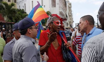 Una participante de la marcha discute con la policía cubana.