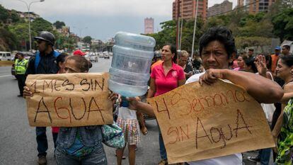 Un grupo de vecinos protesta en las calles de Caracas por la escasez de agua. / MIGUEL GUTIÉRREZ (EFE)