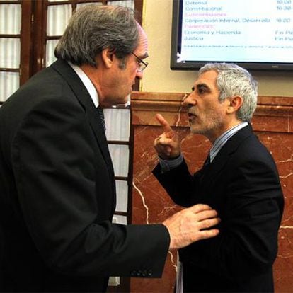 Ángel Gabilondo habla en el pasillo del Congreso con Gaspar Llamazares.