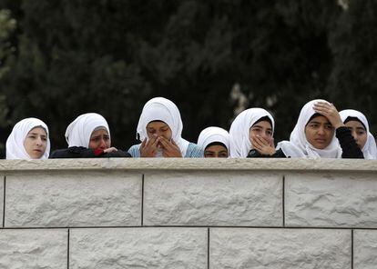 Estudiantes palestinas lloran durante el funeral de Maysara Abu Hamdiye, preso palestino muerto de cáncer en una cárcel de Israel.