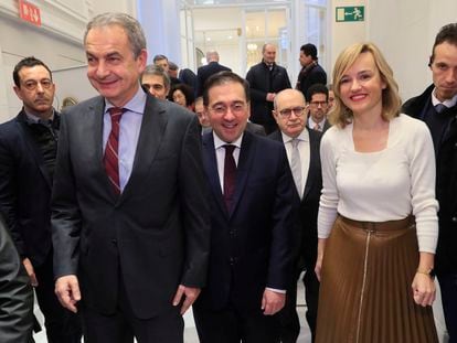 El expresidente del Gobierno, José Luis Rodríguez Zapatero (a la izquierda), junto al ministro de Exteriores, José Manuel Albares, y la ministra de Educación, Pilar Alegría, este viernes a su llegada al desayuno de Fórum Europa, celebrado en Madrid.