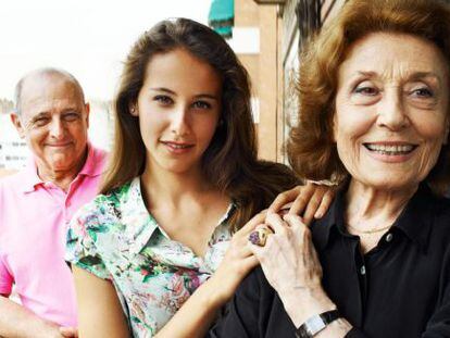 Irene Escolar, entre sus t&iacute;os abuelos Emilio y Julia Guti&eacute;rrez Caba.