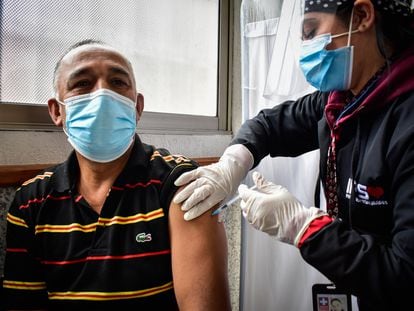 Un hombre recibe una dosis de la nueva vacuna contra el coronavirus (COVID-19) de AstraZeneca, en Pasto, el 18 de junio de 2021.