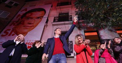 El líder del PSOE, Pedro Sánchez (tercero por la izquierda), celebra los resultados electorales en la sede de Ferraz de Madrid.