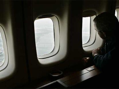 El presidente Bush contempla Nueva Orleans desde el <i>Air Force One</i> para evaluar los daños causados por el huracán Katrina.