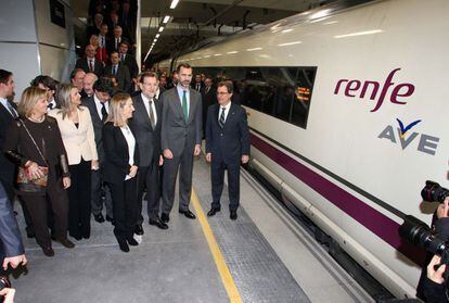 Junto al Prícipe Felipe, Mariano Rajoy y Artur Mas, también ha asistido a la inaguración Ana Pastor, Ministra de Fomento. En la imagen posan el estación de Gerona.