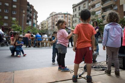 L'Índia i els seus amics i companys de Babàlia en una fideuà popular.