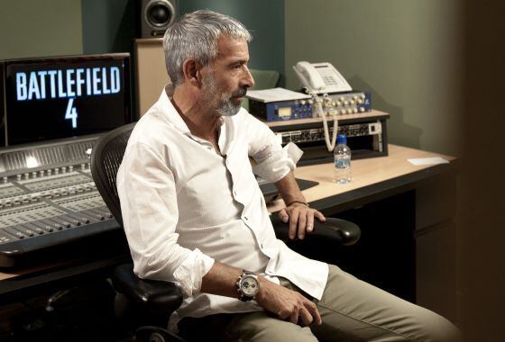 Imanol Arias posa en los estudios de doblaje.